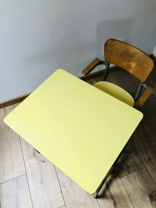 Tafel en stoeltje geel